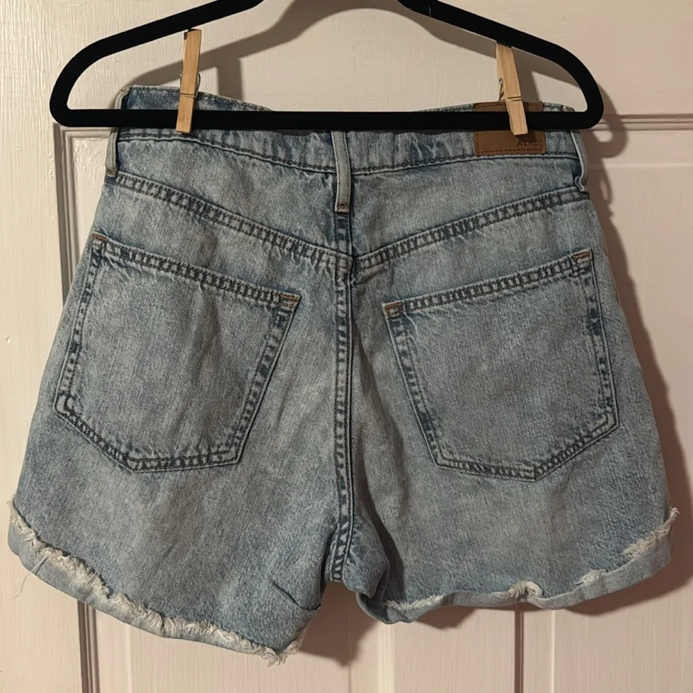 Aero High Rise Curvy Mom Short Denim Jean Distressed Size 4 Light Wash